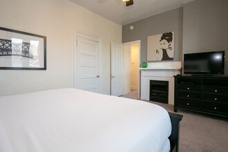423 S. Highland Avenue in Pittsburgh, PA - Building Photo - Interior Photo
