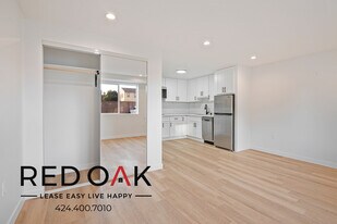 8555 Independence Ave in Los Angeles, CA - Building Photo