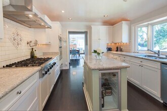 7120 Pacific View Dr in Los Angeles, CA - Building Photo - Building Photo