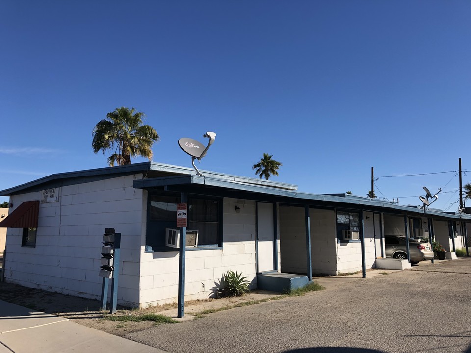 1st Avenue Apartments in Yuma, AZ - Building Photo