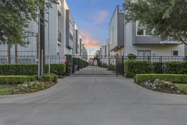 3204 Lamar St in Houston, TX - Building Photo - Building Photo