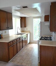 6878 Navajo Rd in San Diego, CA - Foto de edificio - Building Photo
