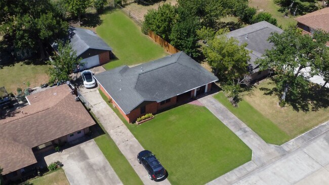 106 Mimosa St in Lake Jackson, TX - Building Photo - Building Photo