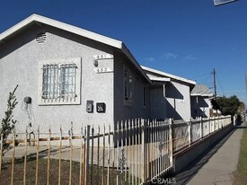 431 W 112th St in Los Angeles, CA - Building Photo