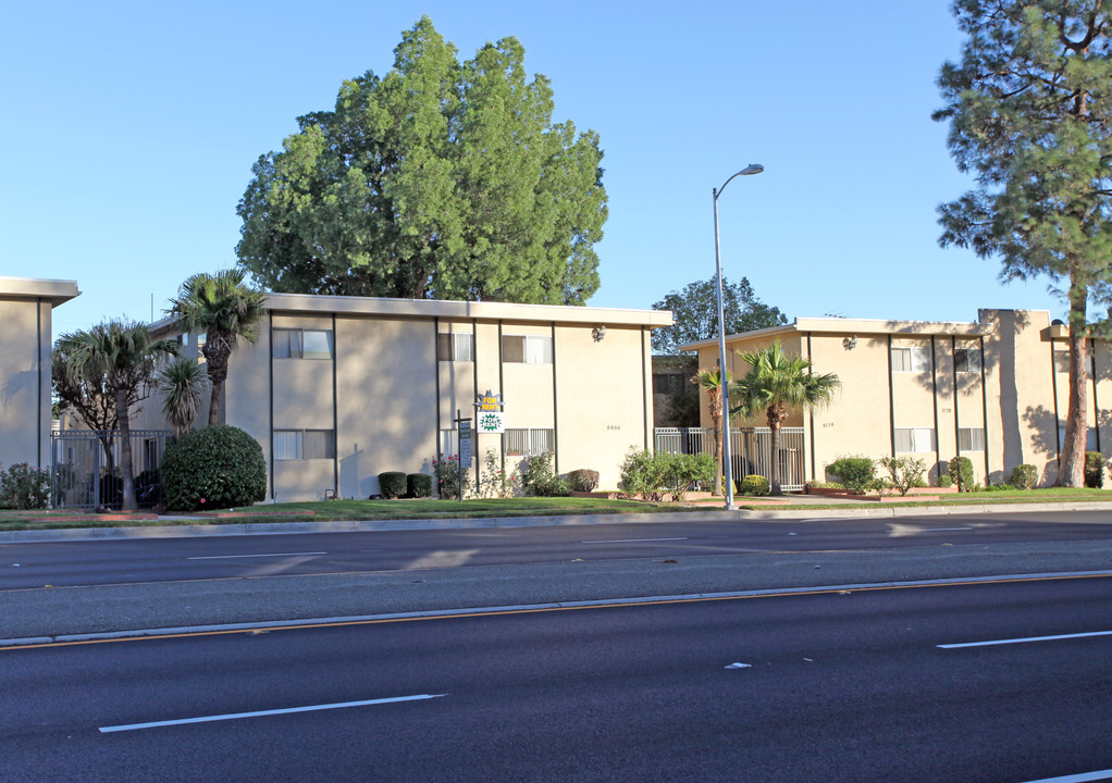 8758 Topanga Canyon Blvd in Canoga Park, CA - Foto de edificio