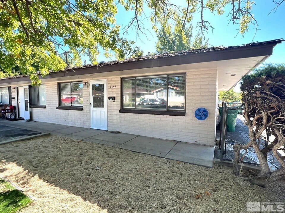 1799 York Way in Sparks, NV - Building Photo