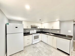 212 Allen St E in Waterloo, ON - Building Photo - Building Photo