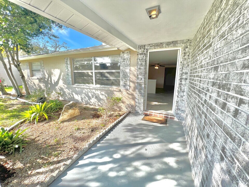 11241 Snyder Ave in Port Richey, FL - Foto de edificio