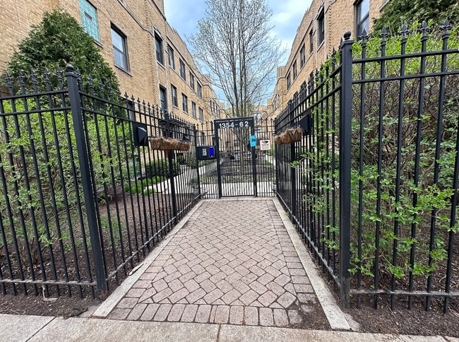 1360 W Estes Ave, Unit 2N in Chicago, IL - Building Photo - Building Photo