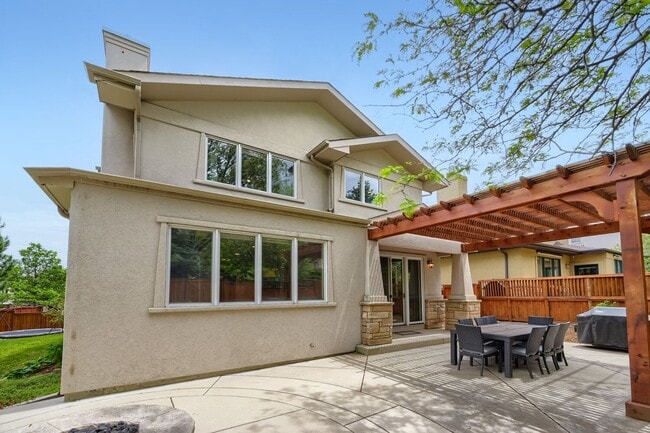 property at 927 Poplar Pl