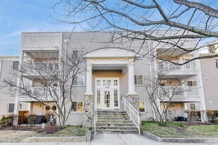 4139 S Four Mile Run Dr in Arlington, VA - Building Photo