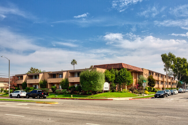 Casa de Flores Apartments in Torrance, CA - Building Photo - Building Photo