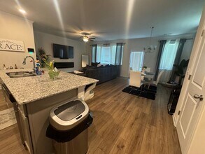 644 River Gdns Dr in Atlanta, GA - Foto de edificio - Building Photo