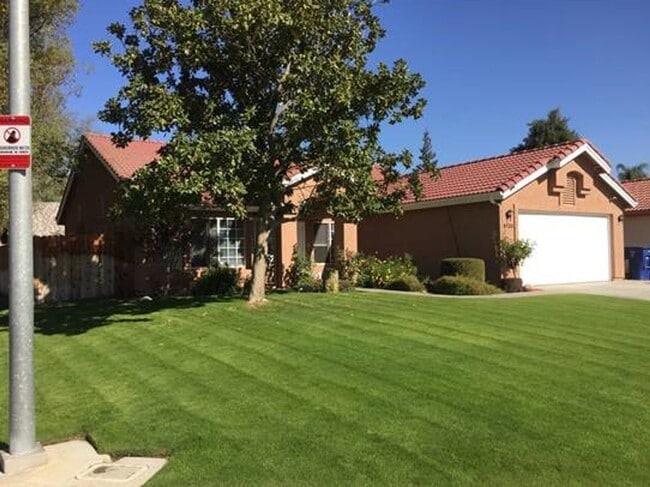8720 WILLOW Spgs in Bakersfield, CA - Building Photo - Building Photo