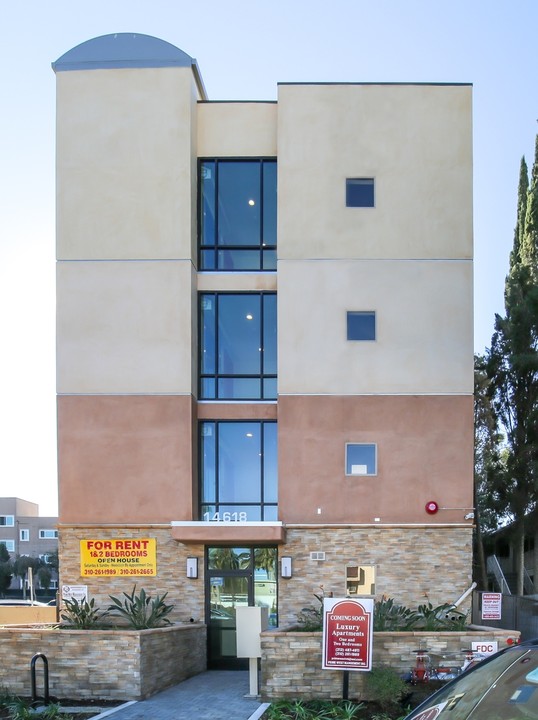 14618 Sylvan St in Van Nuys, CA - Building Photo