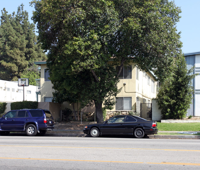 18157 Roscoe Blvd in Northridge, CA - Foto de edificio - Building Photo