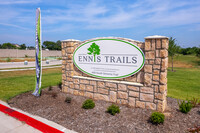 ENNIS TRAILS in Ennis, TX - Foto de edificio - Building Photo