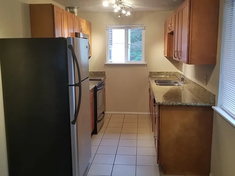 1614 Kent Des Moines Rd in Des Moines, WA - Building Photo