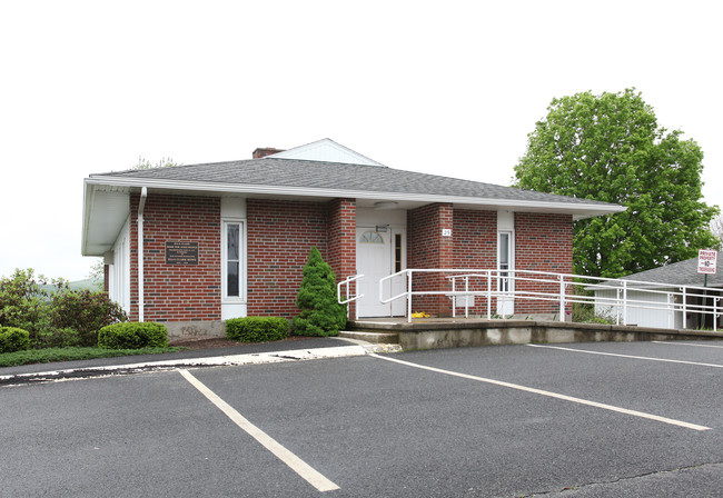 Ella Clark in Easthampton, MA - Foto de edificio - Building Photo