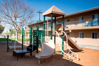 Walden Glen Apartments in Buena Park, CA - Foto de edificio - Building Photo