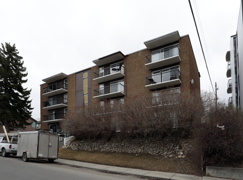 Lee-Moe Manor in Calgary, AB - Building Photo