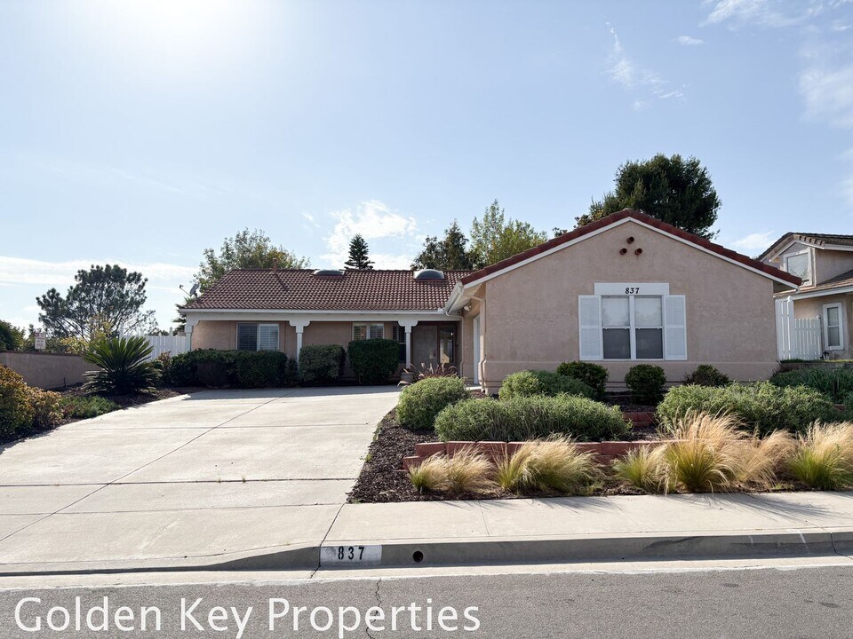837 Muirfield Dr in Oceanside, CA - Building Photo