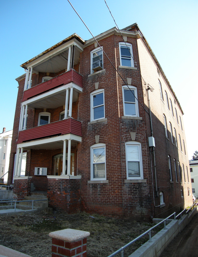 107 Gold St in New Britain, CT - Foto de edificio - Building Photo