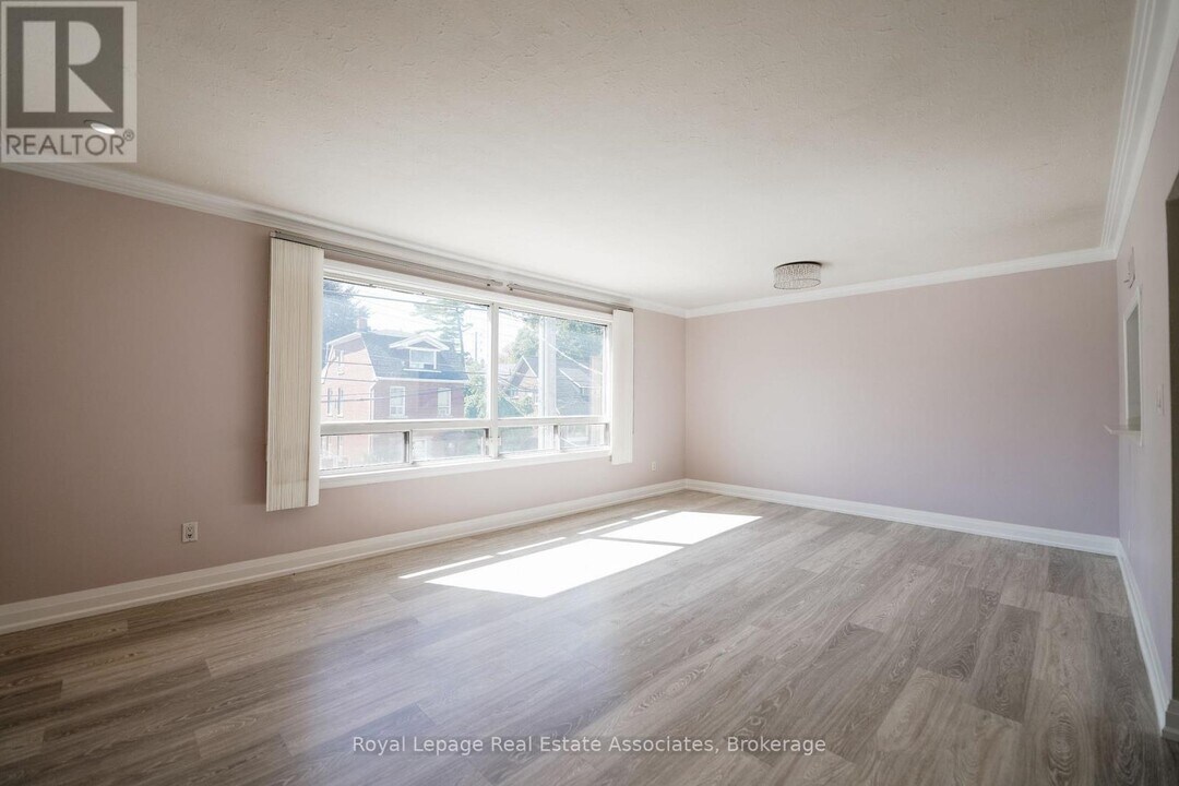 11 Mississauga Rd N in Mississauga, ON - Building Photo