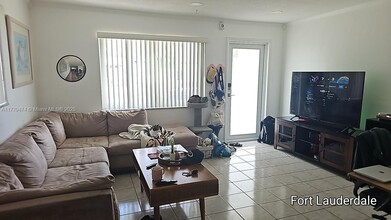 4573 NW 16th Way in Fort Lauderdale, FL - Foto de edificio - Building Photo