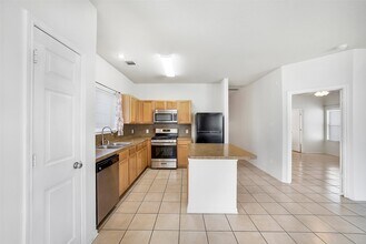 1102 Grassy View Dr in Houston, TX - Foto de edificio - Building Photo