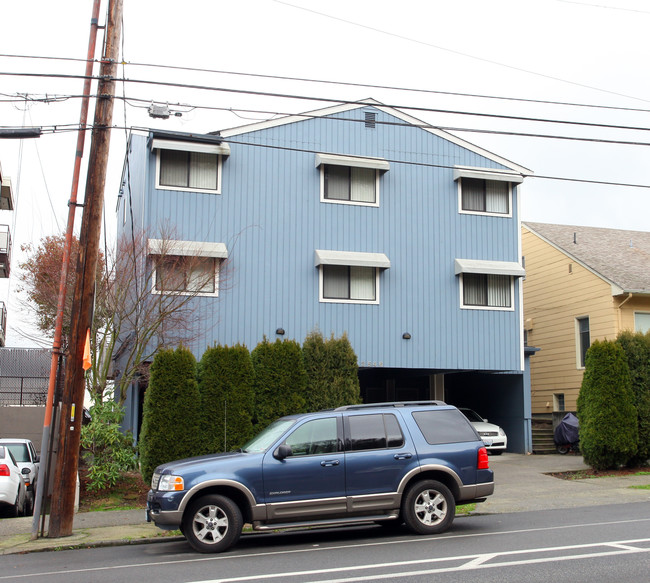 2546 Dexter Ave N in Seattle, WA - Foto de edificio - Building Photo