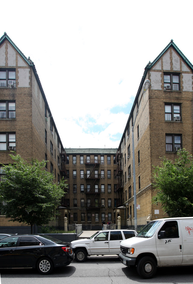 61-71 Vermilyea Ave in New York, NY - Foto de edificio - Building Photo