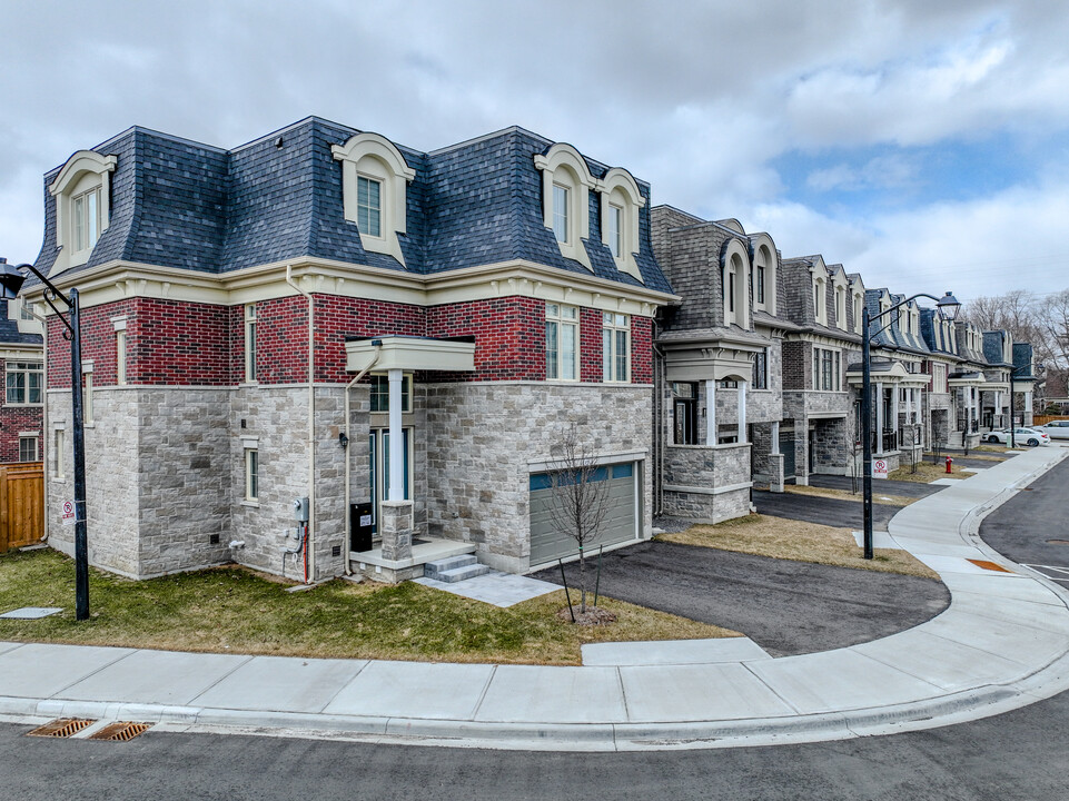 Royal Gala Cir in Mississauga, ON - Building Photo