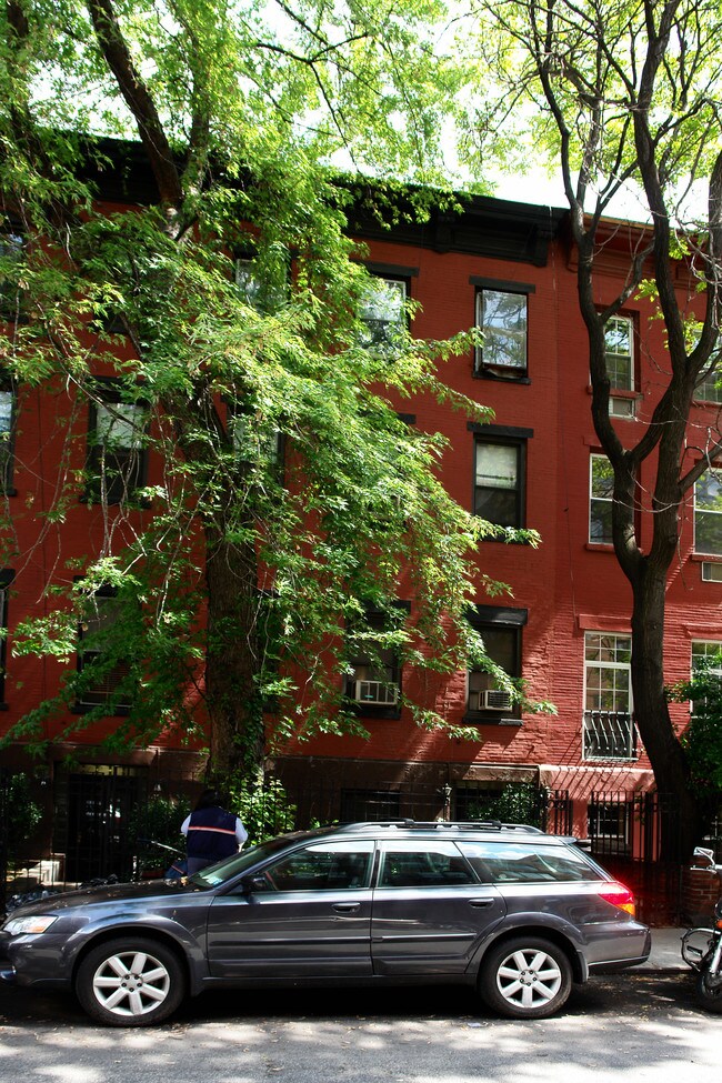 137 W 15th St in New York, NY - Building Photo - Building Photo