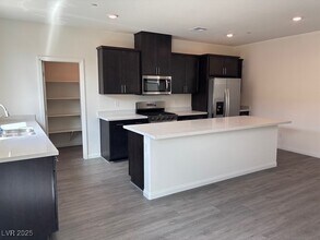 561 Ruby Robin Ave in Henderson, NV - Building Photo - Building Photo