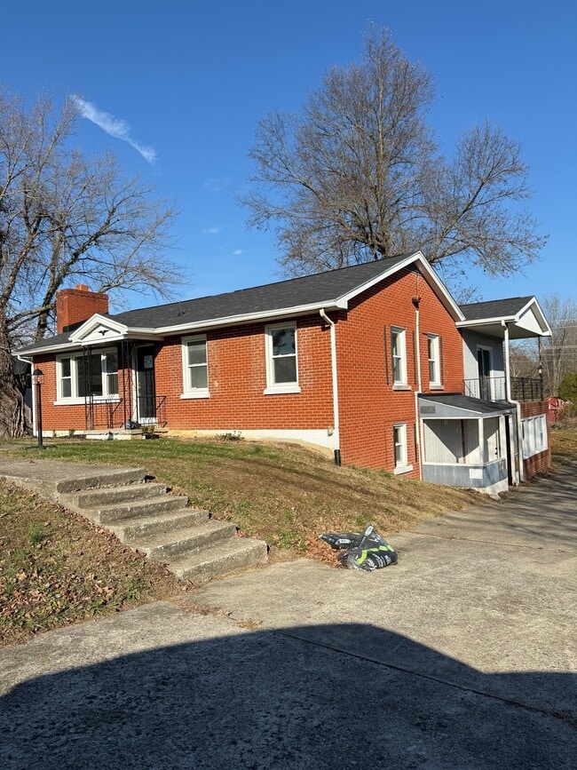 2056 Hodgenville Rd in Elizabethtown, KY - Building Photo - Building Photo