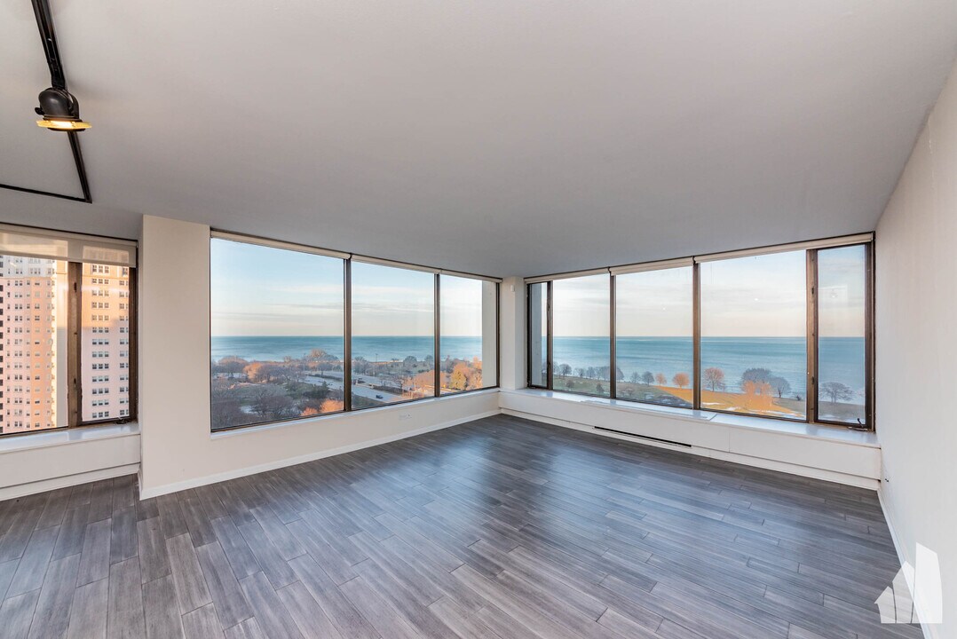 5455 N Sheridan Rd, Unit 3310 in Chicago, IL - Building Photo