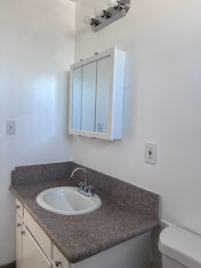 8129 Otis St, Unit 1 in South Gate, CA - Foto de edificio - Building Photo