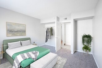 Bridgepointe Crossing in Jeffersonville, IN - Foto de edificio - Building Photo