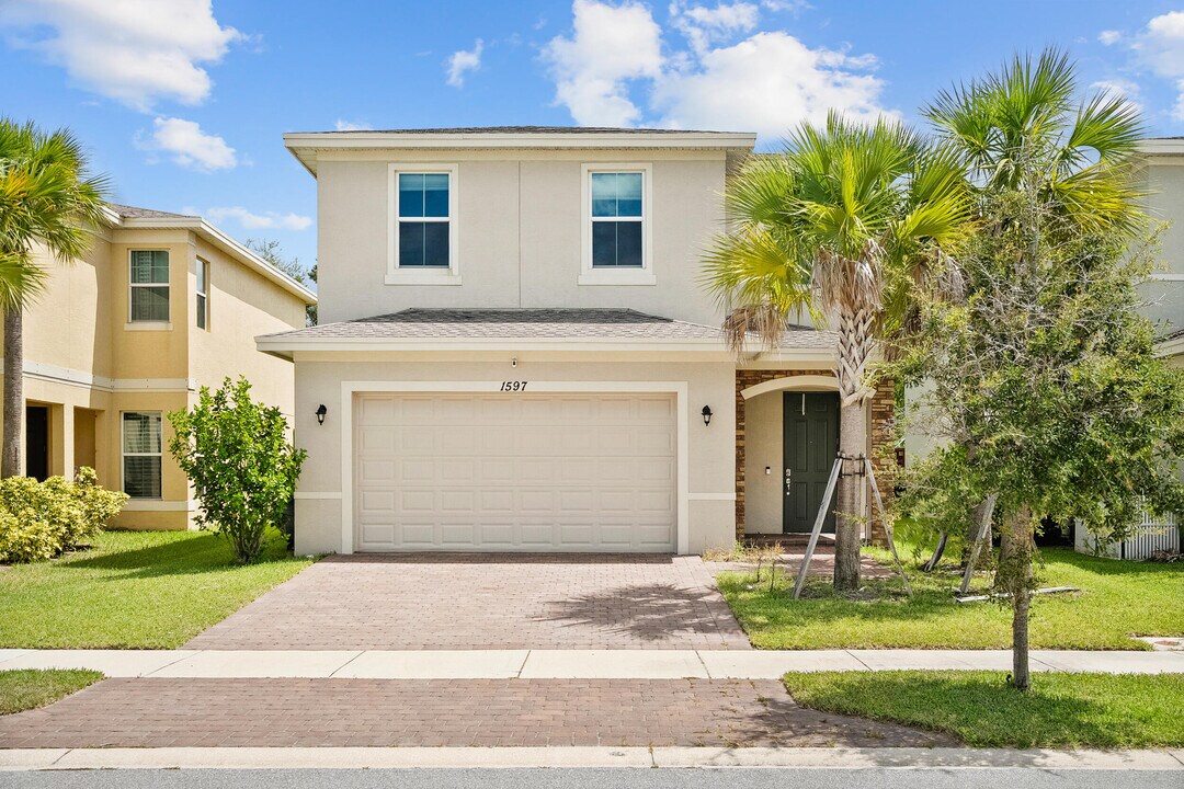 1597 NW Cataluna Cir in Port St. Lucie, FL - Foto de edificio