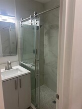2181 NE 167th St in North Miami Beach, FL - Foto de edificio - Building Photo
