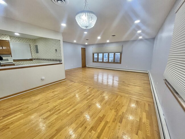 47 Country Village Ct in Bayonne, NJ - Building Photo - Building Photo