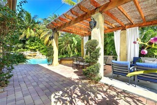 16645 SW 87th Ct in Palmetto Bay, FL - Building Photo