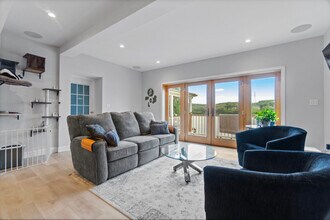 83 Main St in East Haddam, CT - Foto de edificio - Building Photo