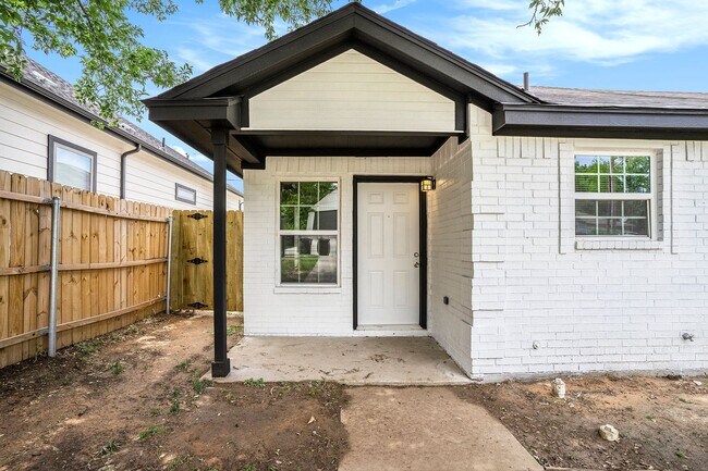 2200 Brookes St in Fort Worth, TX - Building Photo - Building Photo