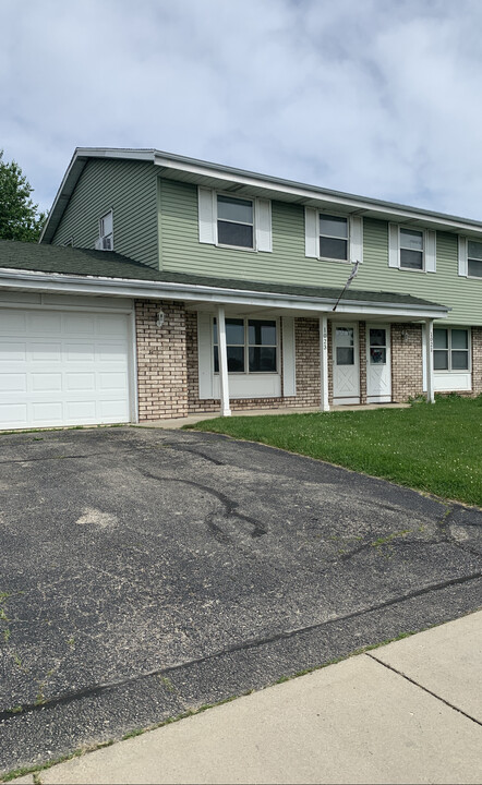 1023 Hillside Dr, Unit 1021 Hillside Drive in Jefferson, WI - Foto de edificio