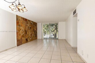 8421 NW 8th St, Unit 203 in Miami, FL - Building Photo - Building Photo