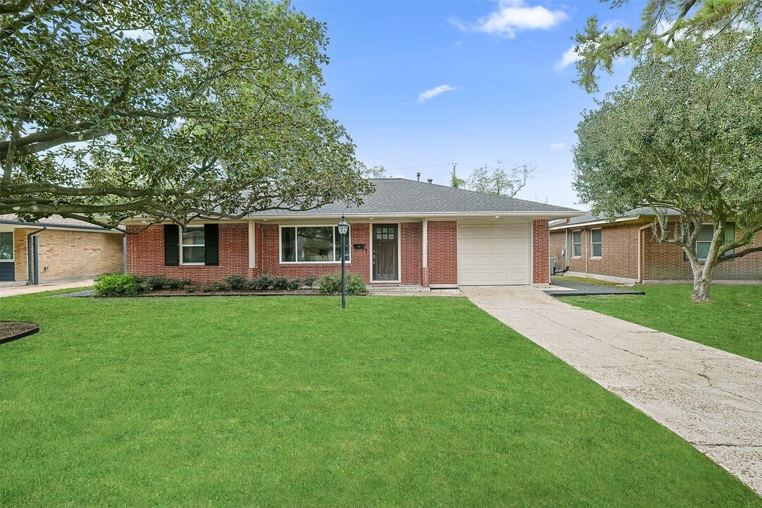 2015 Woodcrest Dr in Houston, TX - Building Photo