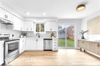 Charming 3-Bedroom Detached Home with Backyard & 3 Parking Spots – Pet Friendly – London in London, ON - Building Photo - Building Photo