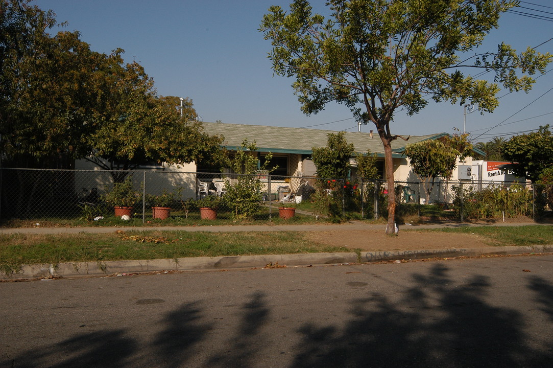 211 Maitland St in Ontario, CA - Foto de edificio